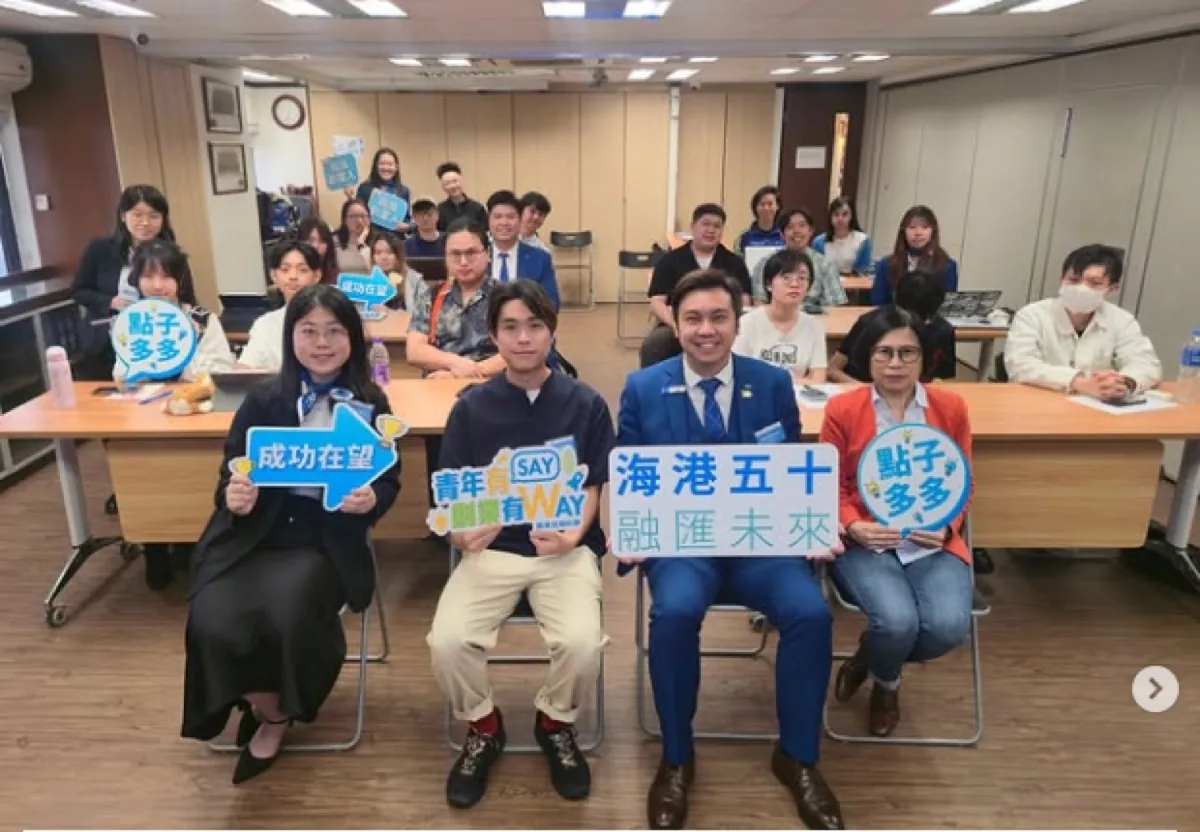 Marcus 在青年活動與參加者合照