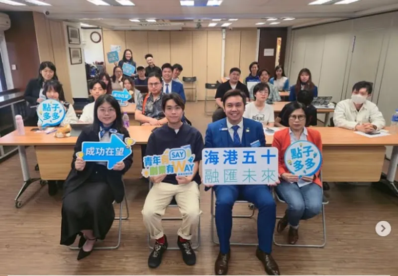 Marcus 在青年活動與參加者合照
