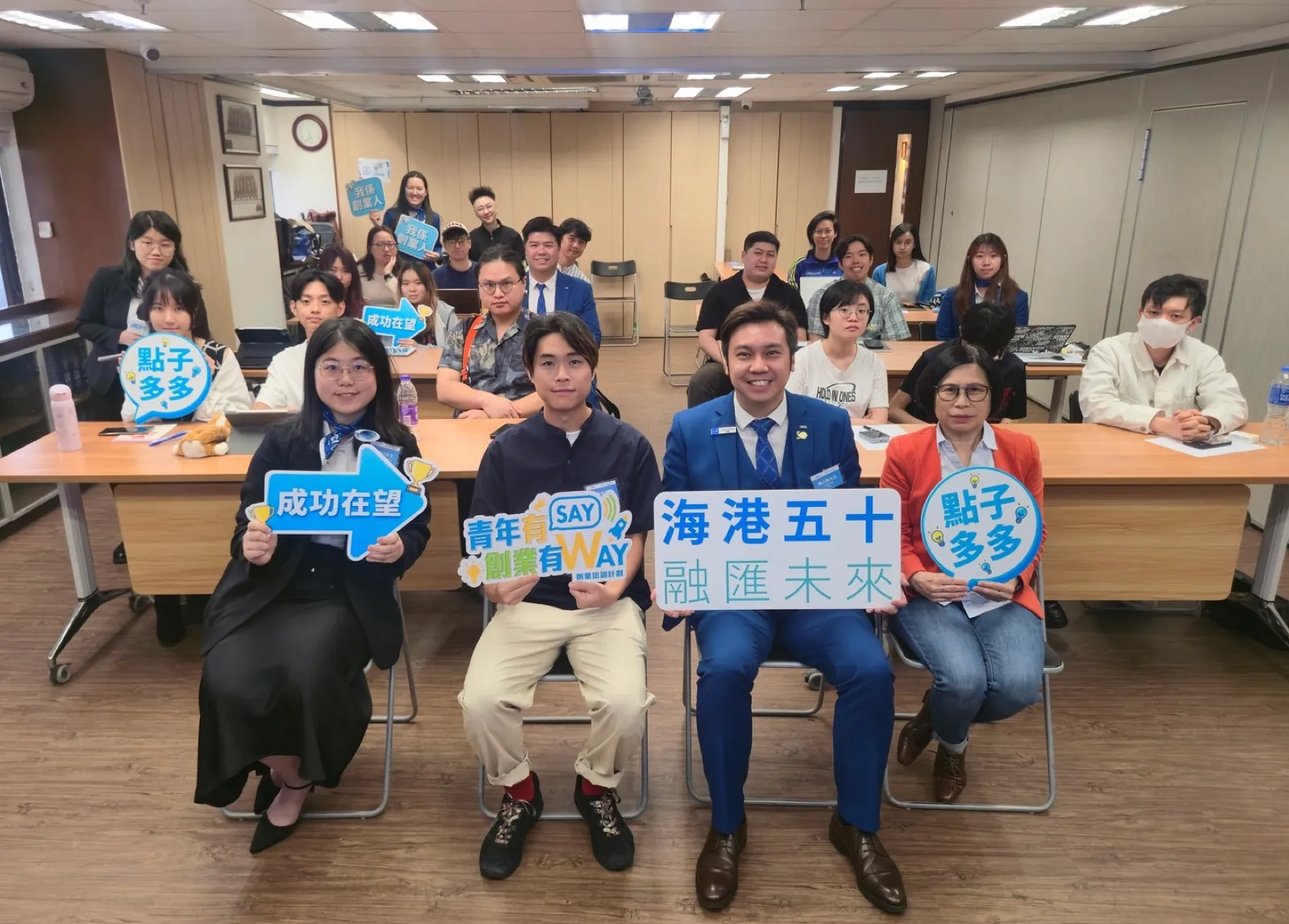 Marcus 與機構培訓參加者完成課堂後合照
