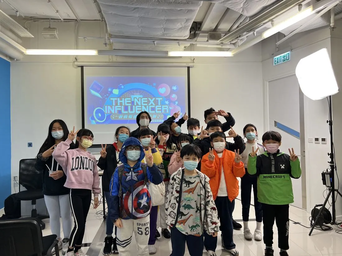 Marcus 與青少年數碼媒體班參加者合照