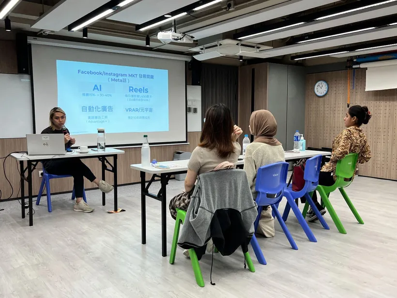 Marcus 在課堂前排與參加者合照