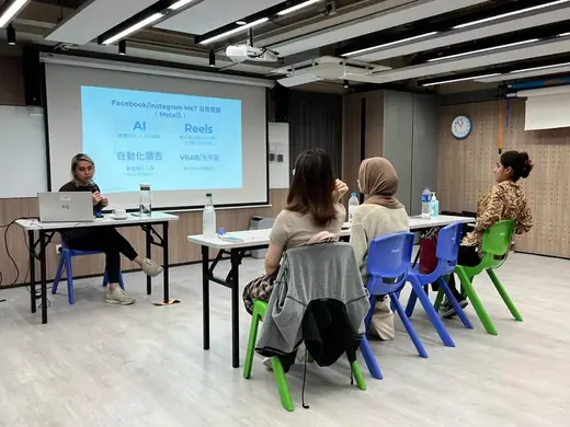 課室內進行嘅平台廣告分享