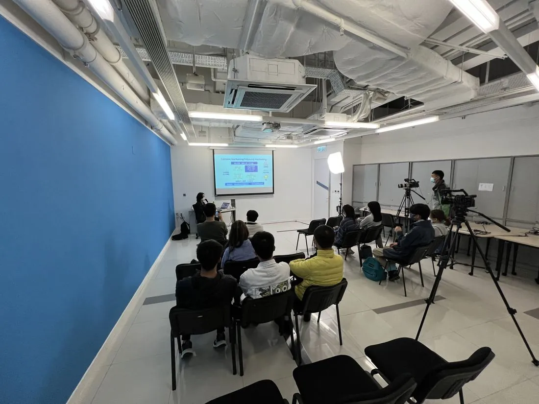Marcus 在數碼營銷活動向現場參加者分享