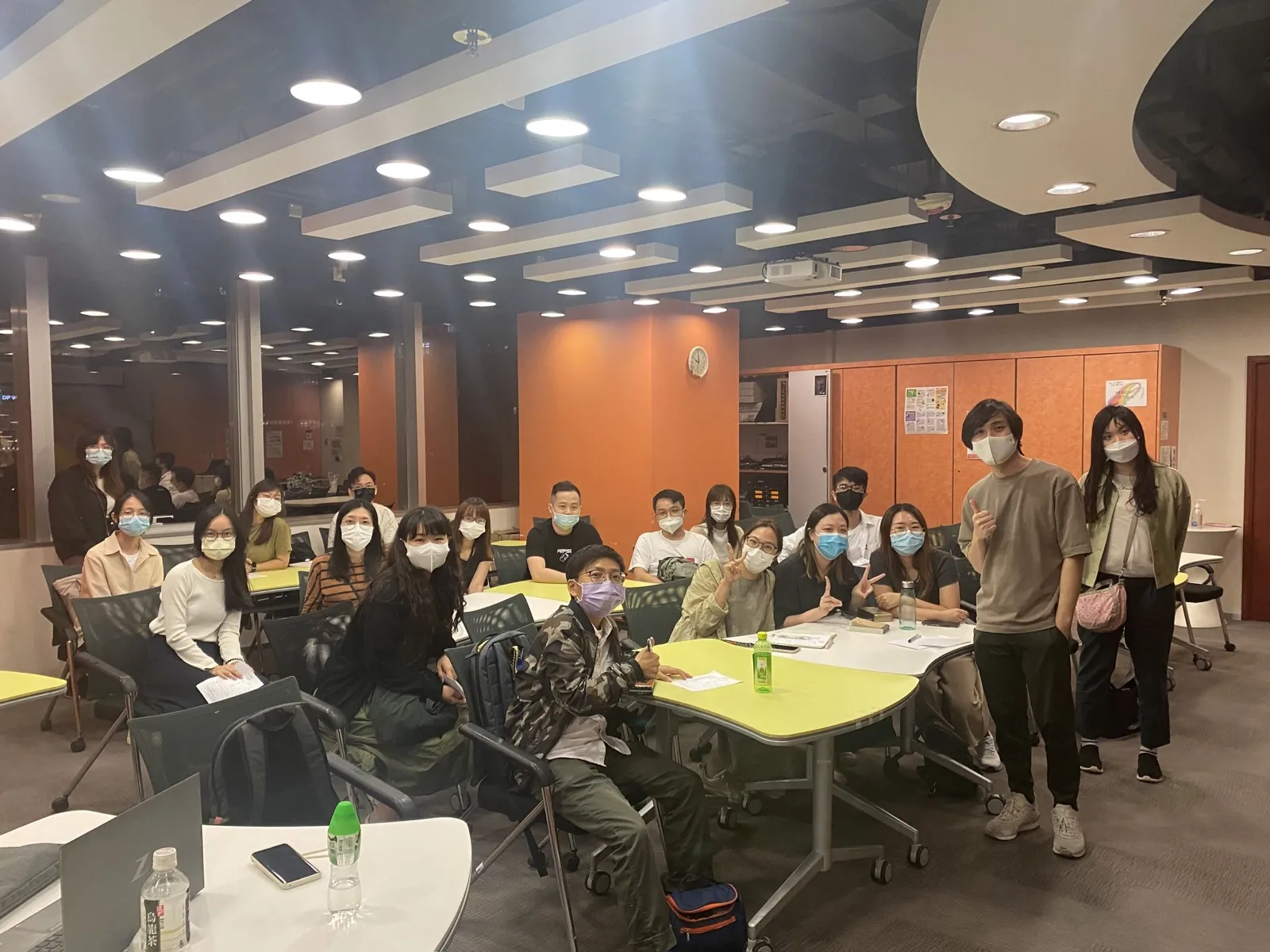 Marcus 與工作坊參加者完成課堂後合照