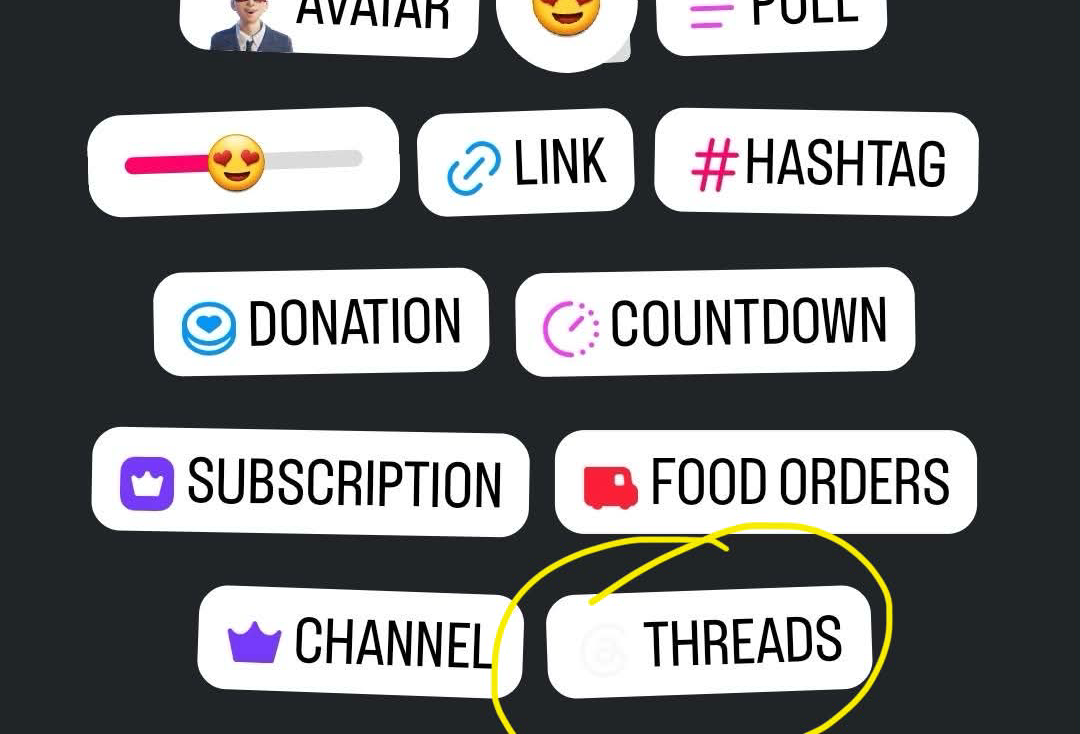 Instagram Stories 貼圖選單的測試截圖，Threads 選項被黃色圈標示