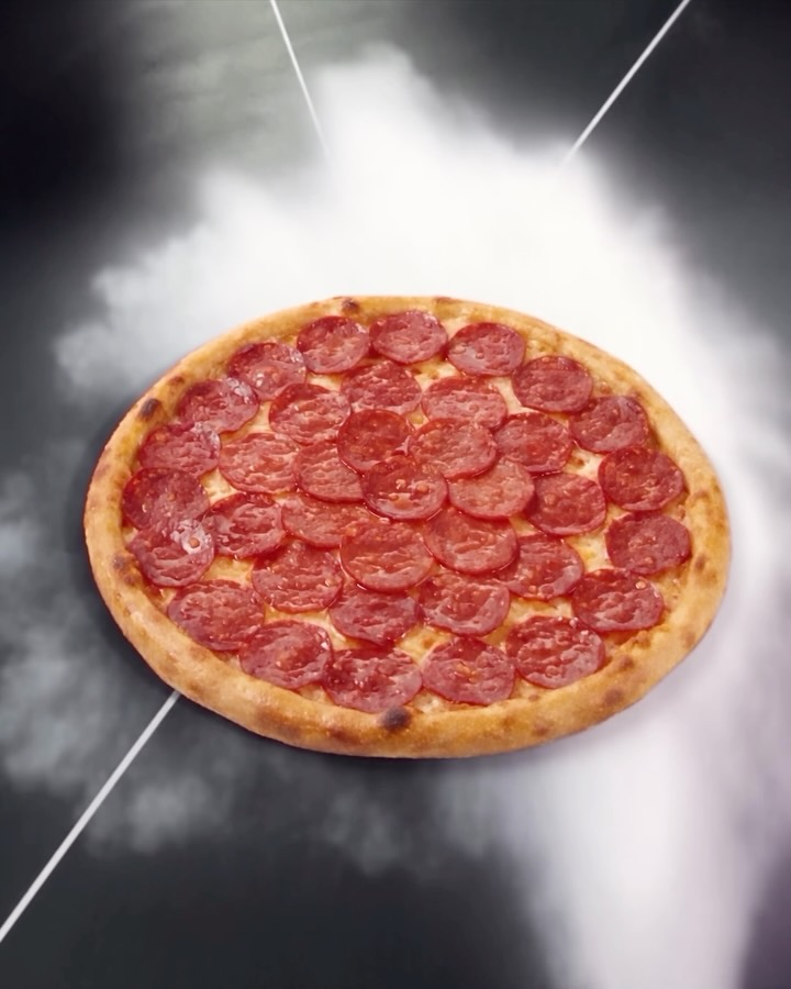 烏茲別克 Domino's 官方影片中,pizza 沿彎道飛行的合成畫面