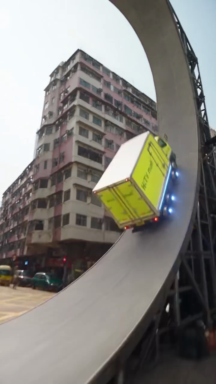 HKTVmall 官方影片中,送貨車沿倒轉彎道行駛的合成畫面